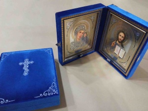 Складень ручной работы 18х23см.синий бархат,вышит.уголки,стекло вышит.крест Арт.44527 Беликов