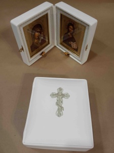 Складень ручной работы 14х13см.белая экокожа,стекло вышит.крест(Арт.24224)(Беликов)